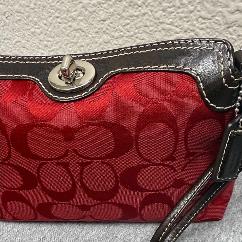 Coach Red Jacquard Legacy Turn-lock Wristlet- Signature Collection- NWOT - Picture 3 of 14